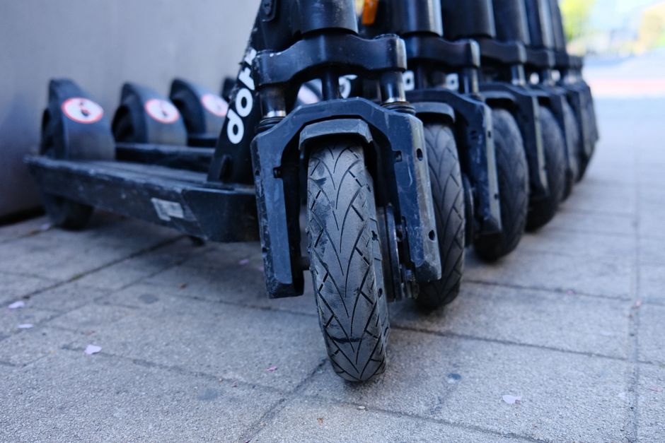 Een moderne scootmobiel met een snelheid van 45 km/u, ideaal voor mobiliteit en comfort.